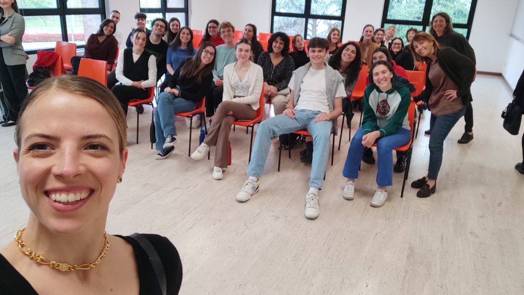Selfie di Carolina Kostner con gli studenti del Collegio di Milano